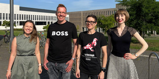 Olga Wagner, Uwe Wilkesmann, Sabine Lauer und Viktoria Jäger auf dem Außengelände des Tagungsortes.