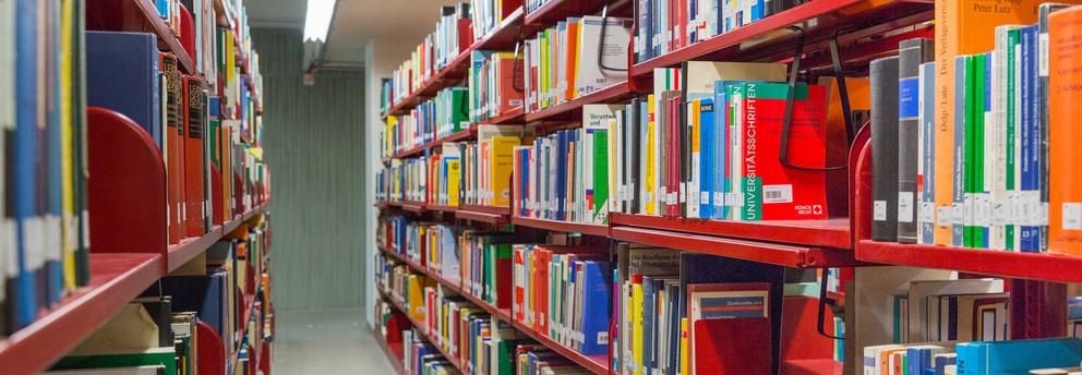 Bibliothek Rote Bücherregale in der Universitätsbilbliothek.